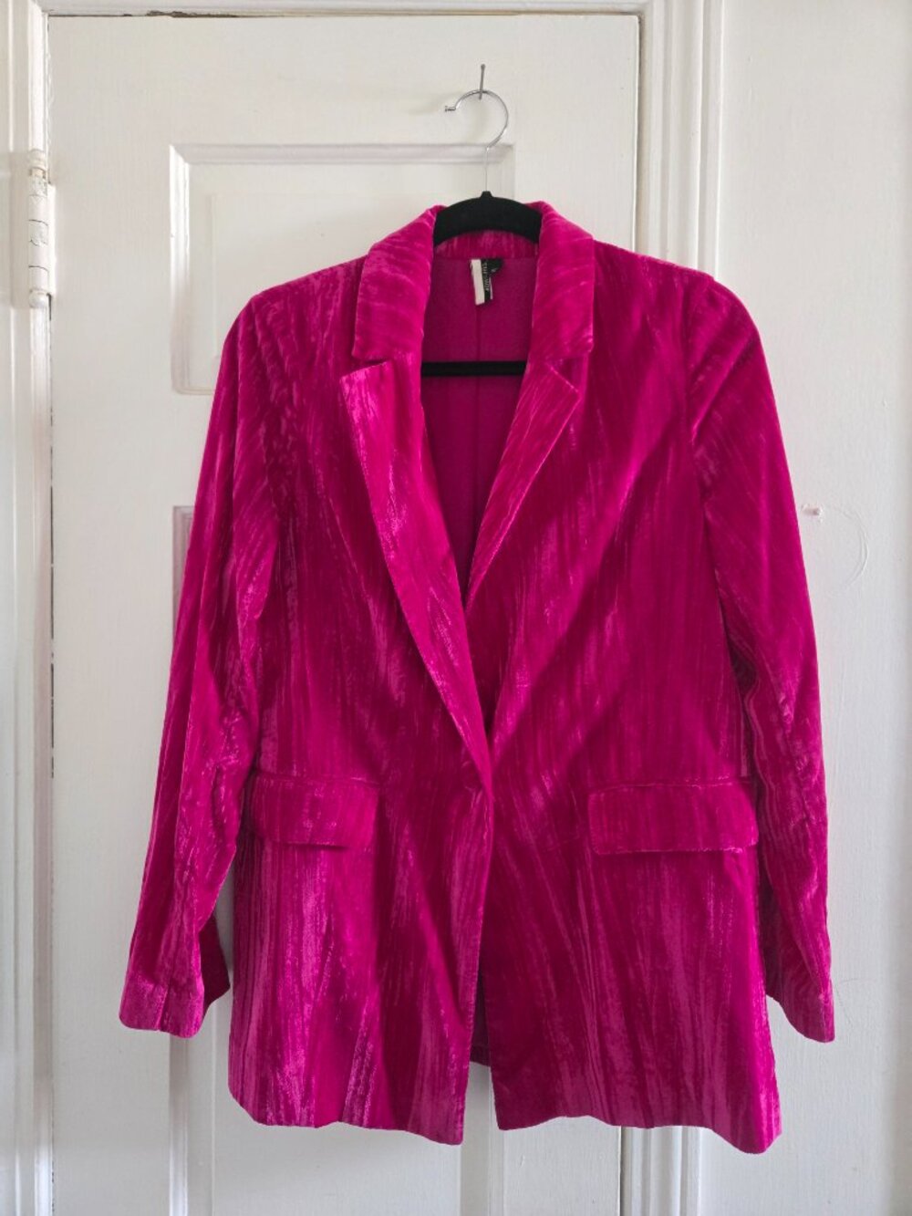 Top Shop Fuchsia velvet blazer featuring a vibrant, crushed texture
